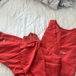 Figs Women's Set in clay orange fire